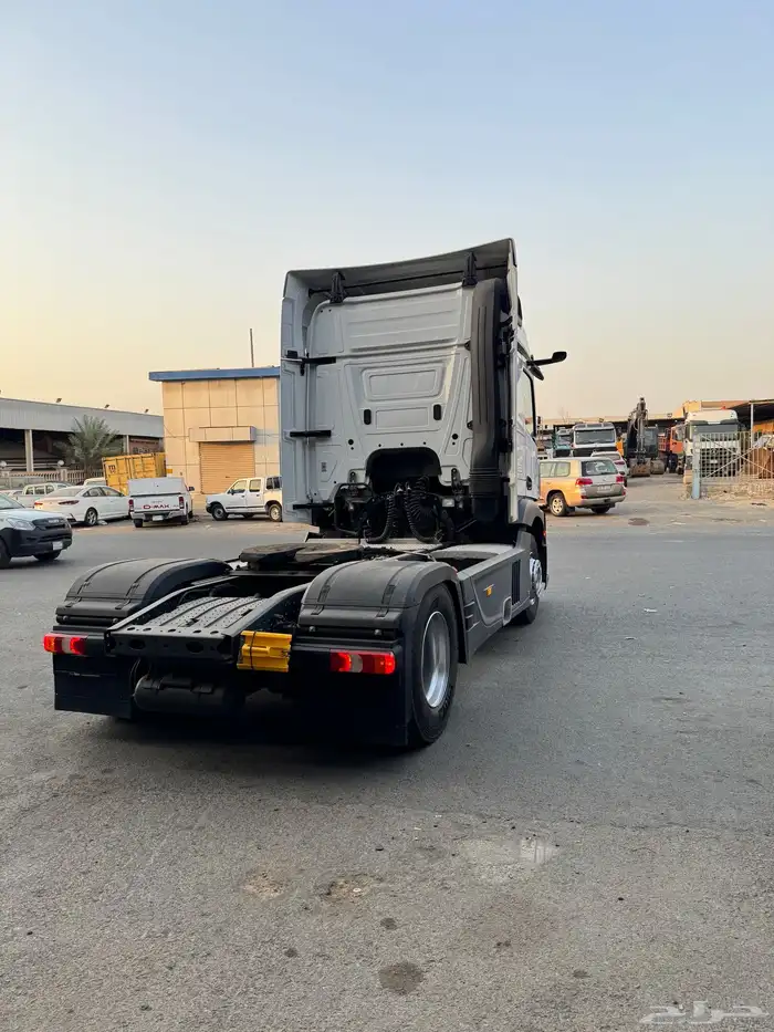 للبيع شاحنة مرسيدس 1842 موديل 2021 الماني 4