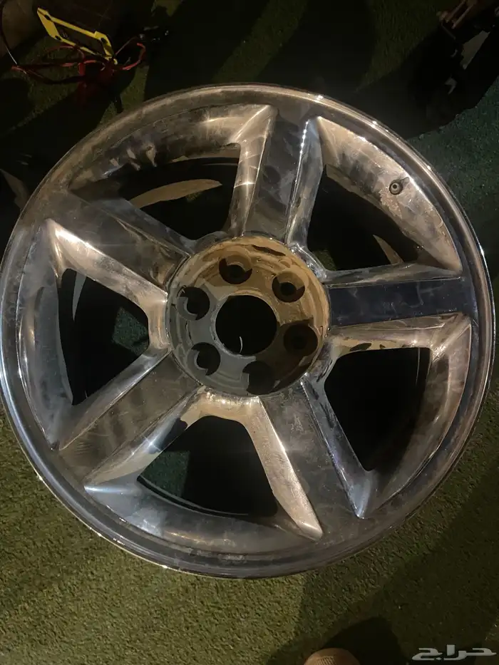 عدد 5 جنوط20 و 4 كفرات نظيفة تاهو 2009 0