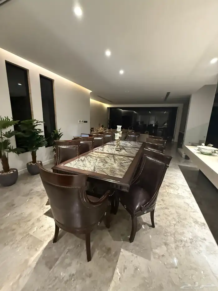 للبيع طاولة طعام مع بوفيه 10 كراسي 3