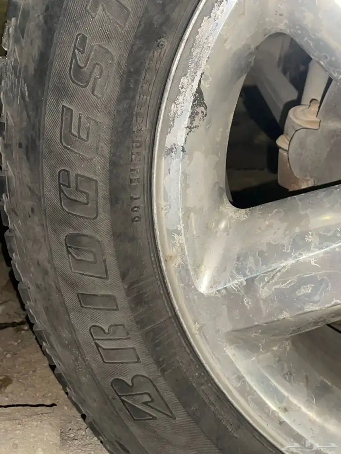 عدد 5 جنوط20 و 4 كفرات نظيفة تاهو 2009 2