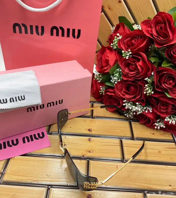 نظارات من ماركة miu miu نسائي اهدي من تعز عليه 8