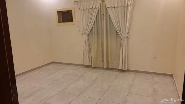 شقتين كبيرة ومميزه ويوجدغرفة حارس الشقق 4 غرف خلف قصر امنية 1
