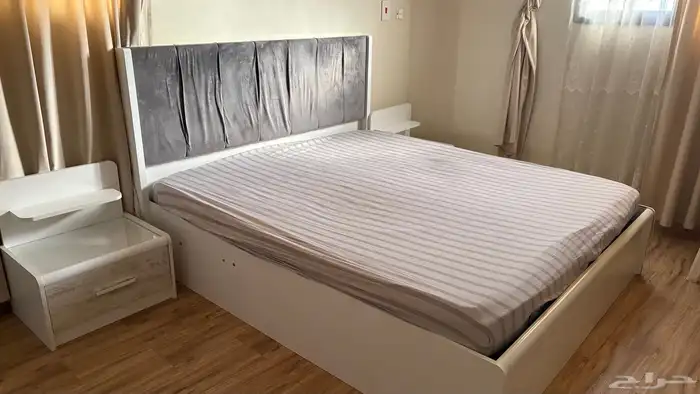 سرير مع مرتبه وطاولتين للبيع 0