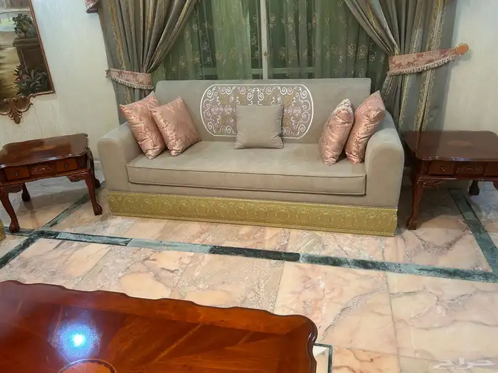 اثاث للبيع كنب مع الطاولات و طاولة طعام 1