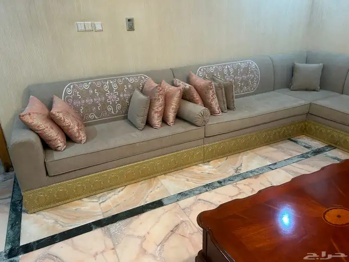 اثاث للبيع كنب مع الطاولات و طاولة طعام 3