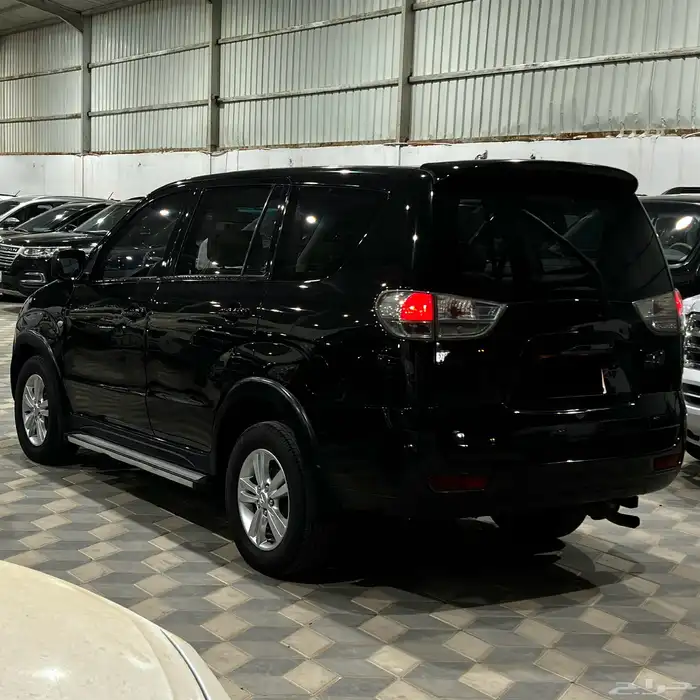 ميتسوبيشي CMC Z7 2012 عائلي ثلاث صفوف 3
