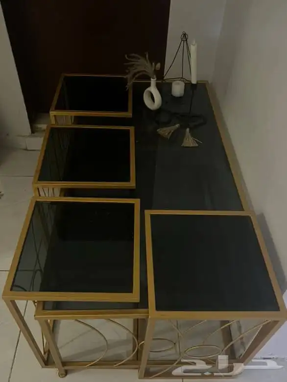 طاولة أساسية وأربعة خدمة 0
