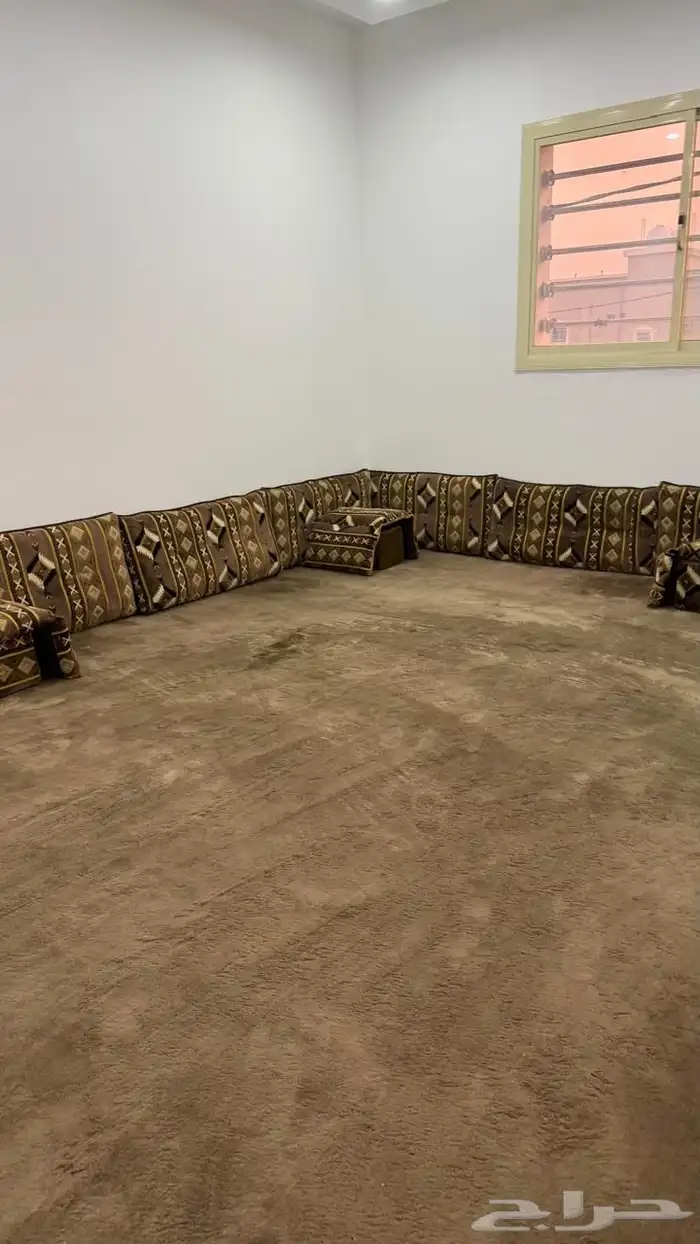 شقة دور ثاني للإجار الجدر الشرقي 11