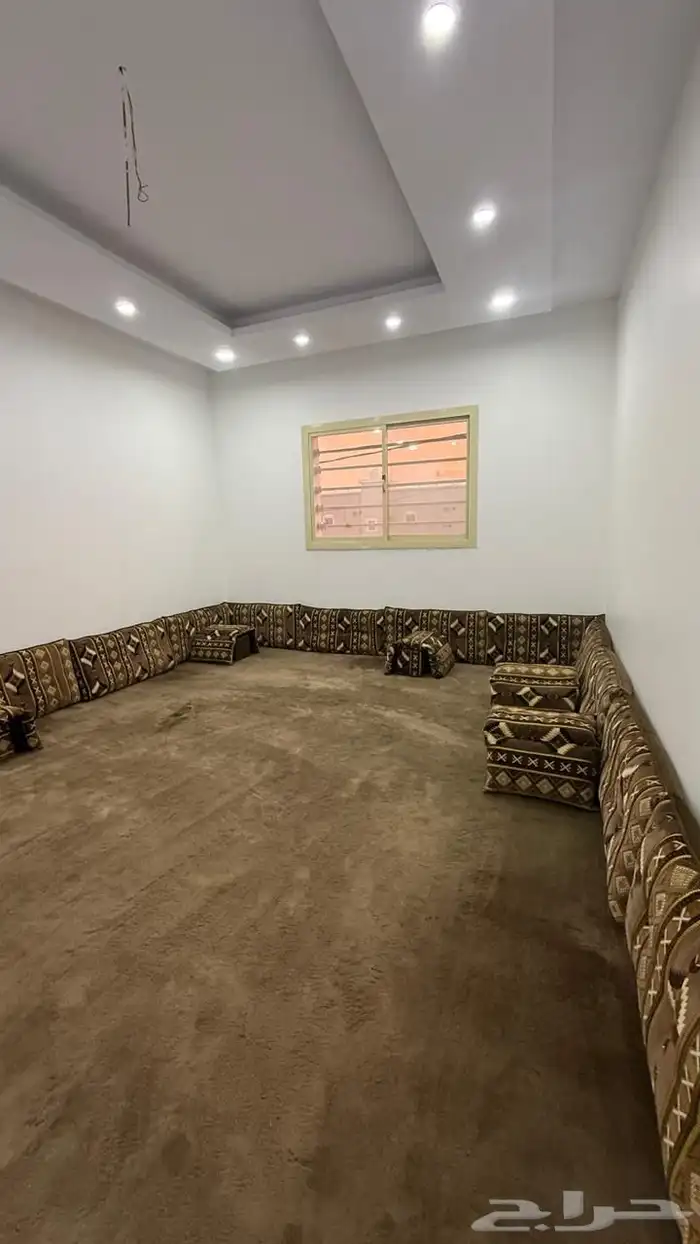 شقة دور ثاني للإجار الجدر الشرقي 12