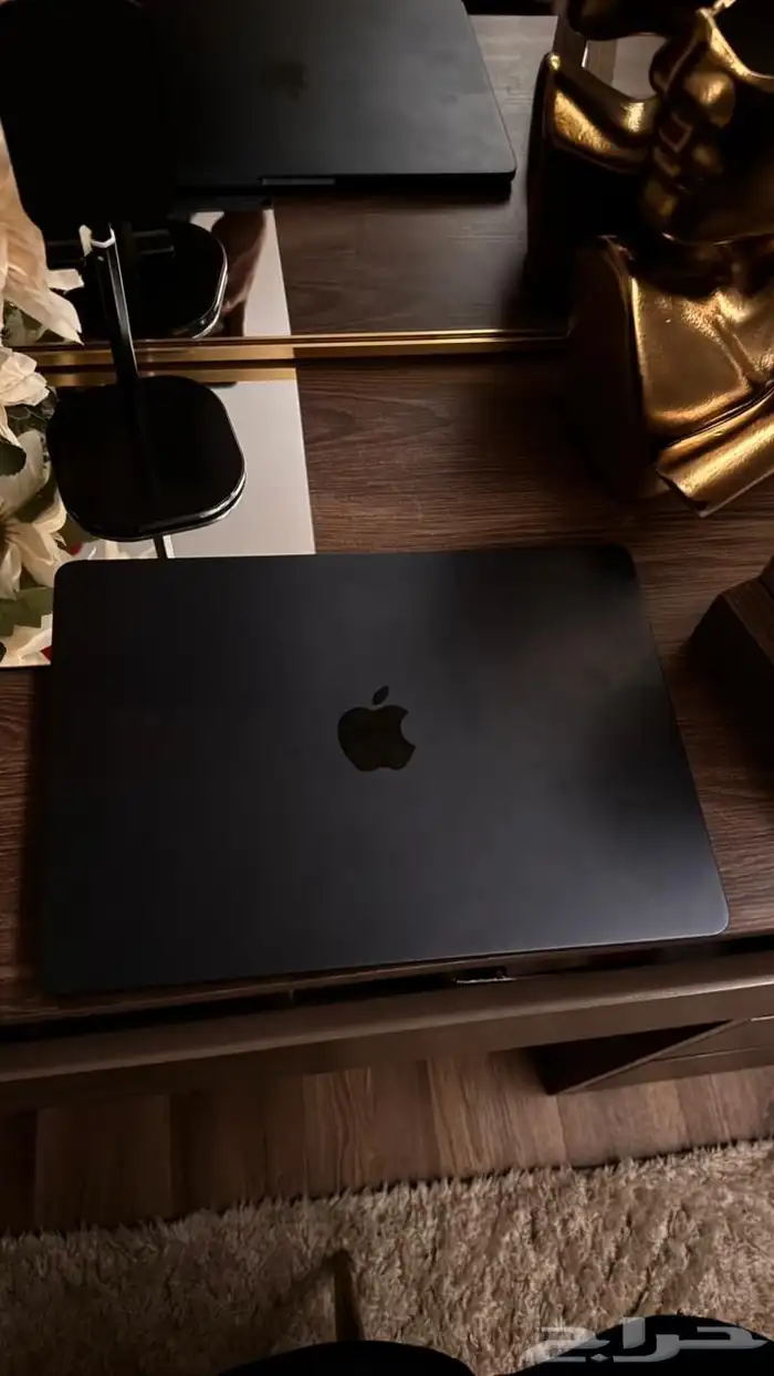 ماك بوك جديد مافيه ولا خدش و شاحنه معاه 4