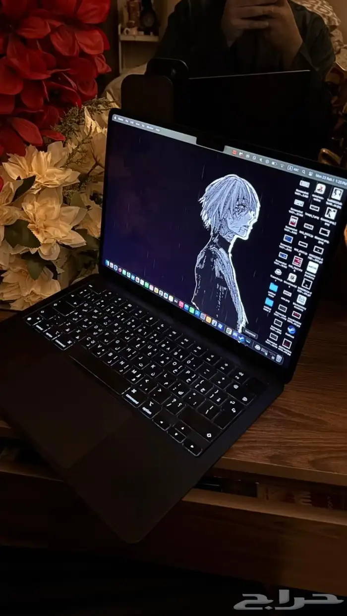ماك بوك جديد مافيه ولا خدش و شاحنه معاه 1