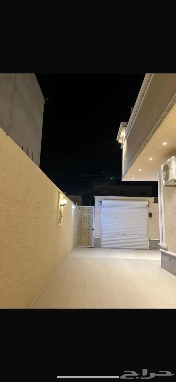 للبيع دور مؤسس شقتين في الرياض المزاحميه حي الجامعه 2