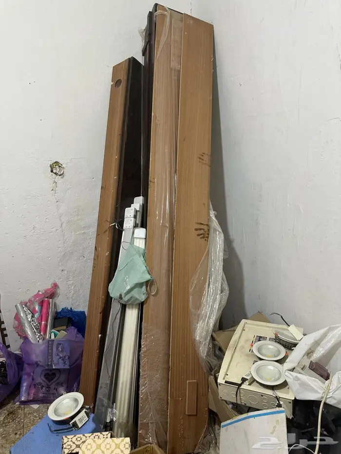 اغراض 3 محلات كشافات وكاميرات وخشب 35