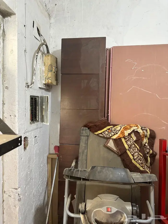 اغراض 3 محلات كشافات وكاميرات وخشب 37