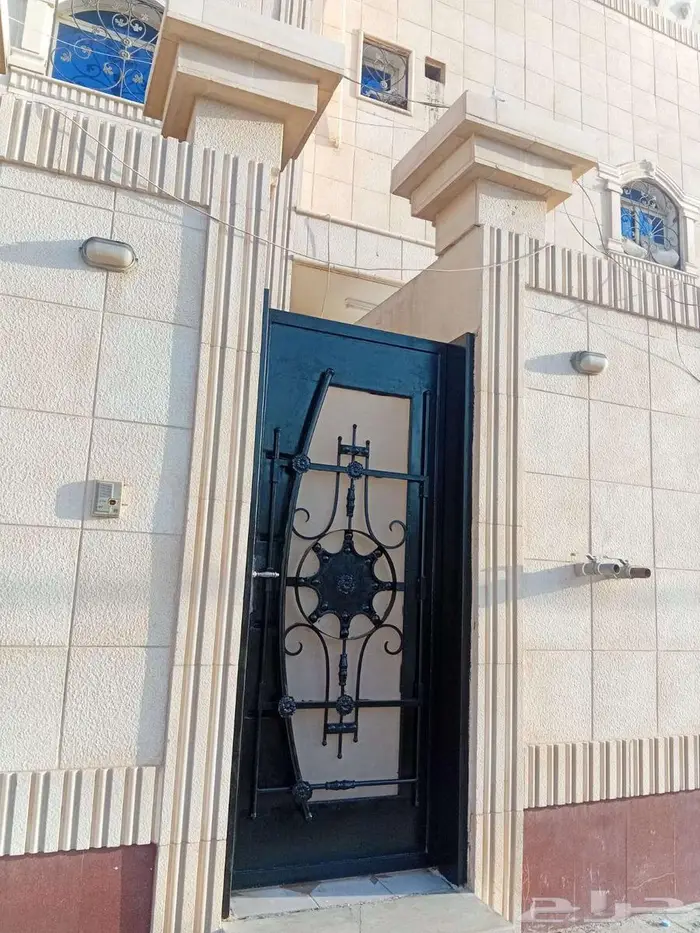 للأيجار شقة علوية نظيفة جدا في حي المحمدية 7