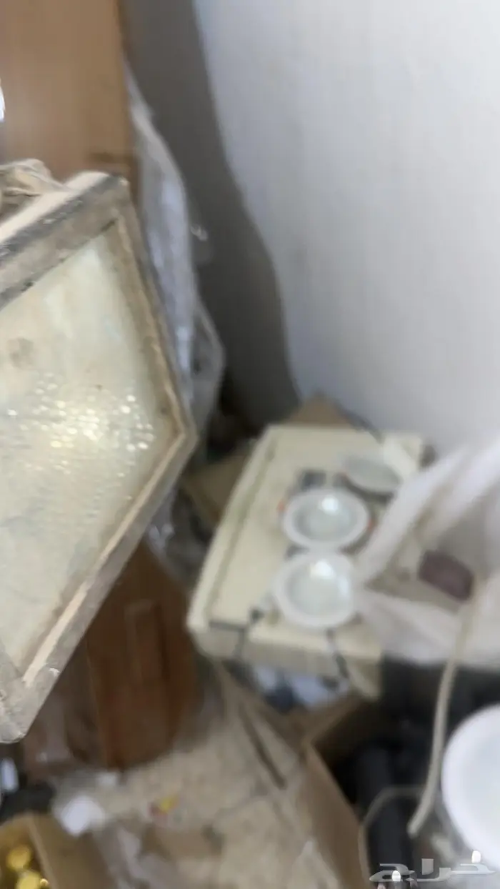 اغراض 3 محلات كشافات وكاميرات وخشب 0