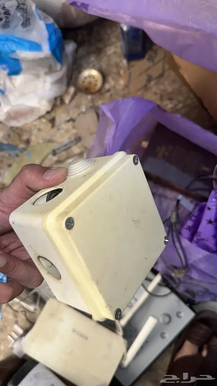 اغراض 3 محلات كشافات وكاميرات وخشب 3