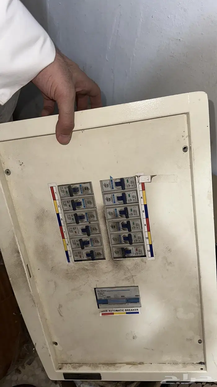 اغراض 3 محلات كشافات وكاميرات وخشب 20