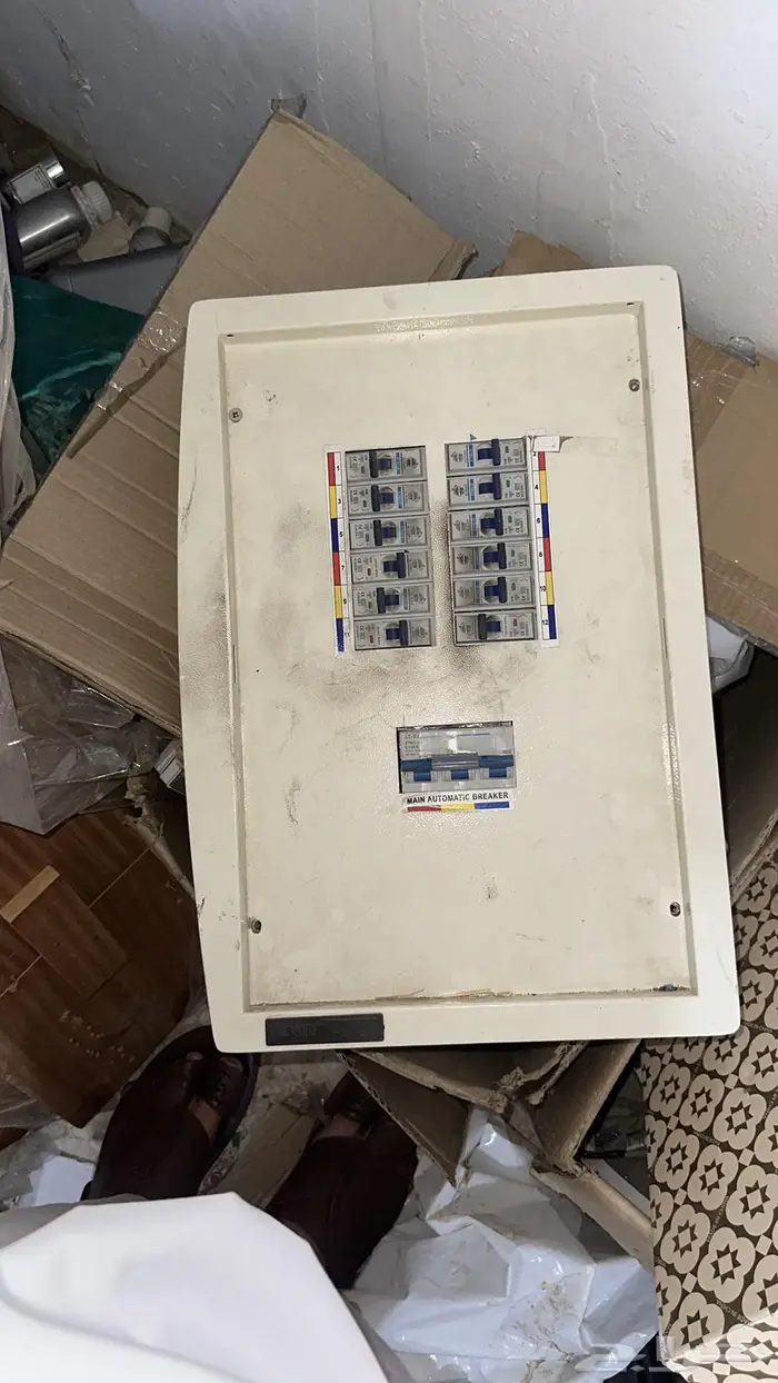 اغراض 3 محلات كشافات وكاميرات وخشب 19