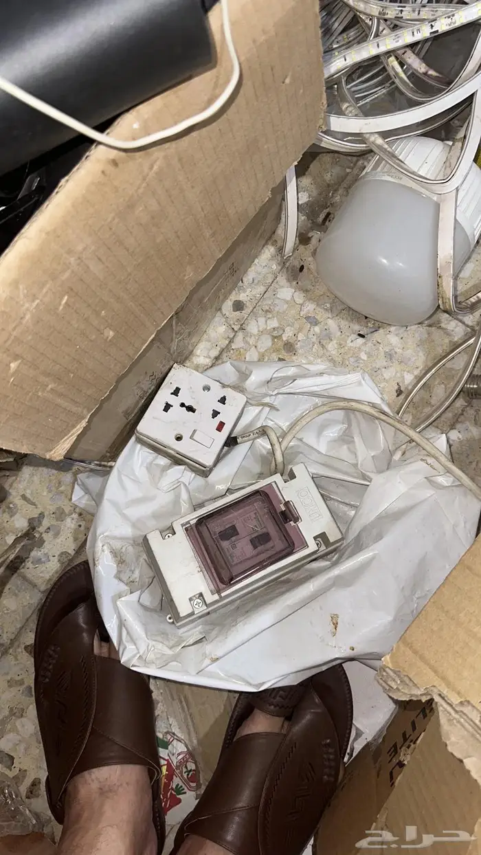 اغراض 3 محلات كشافات وكاميرات وخشب 33