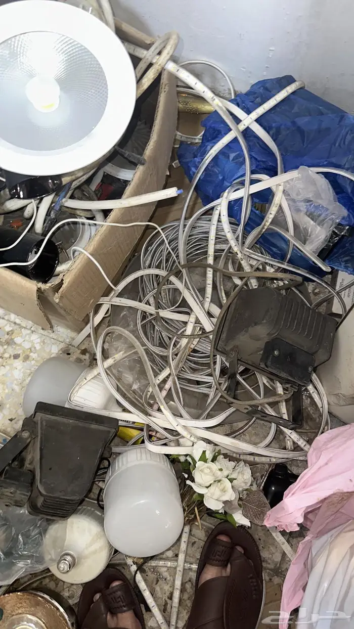 اغراض 3 محلات كشافات وكاميرات وخشب 30