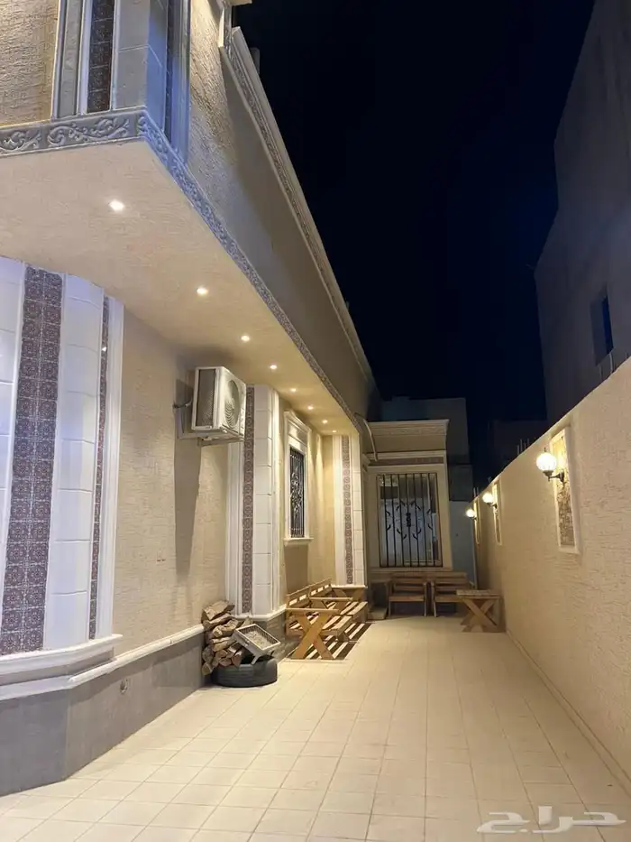 للبيع دور مؤسس شقتين في الرياض المزاحميه حي الجامعه 4
