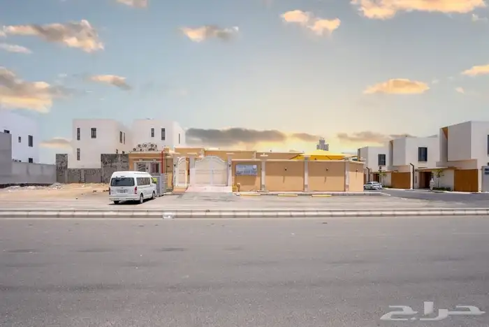 للبيع فلتين في حي الأمواج مخطط البحيره 2