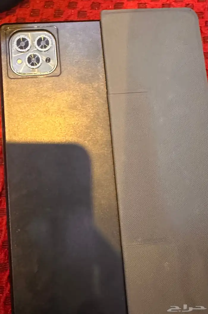 تابلت ماركة Atouch يشتغل بس فيه كسر بالشاشه وكرتونه موجود 2