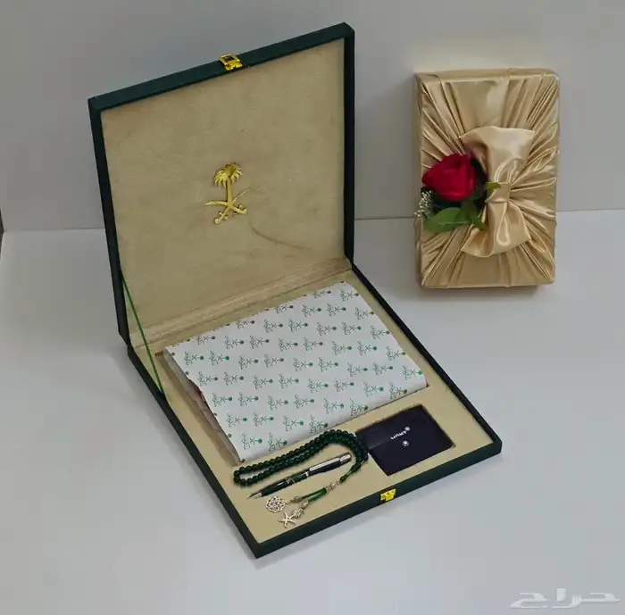 بوكس شماغ ملكي ينفع للهدايا مسبحه وقلم وبوك ماركة 4