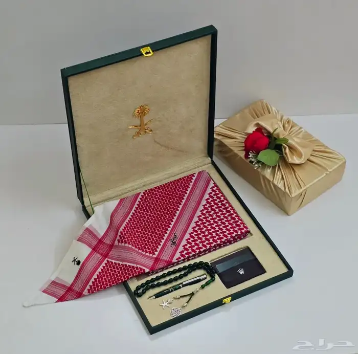 بوكس شماغ ملكي ينفع للهدايا مسبحه وقلم وبوك ماركة 2