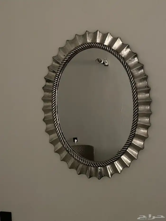 طاولة وسط لون ابيض نظيفة مافيها اي خدش مع سجادة 2 3 1