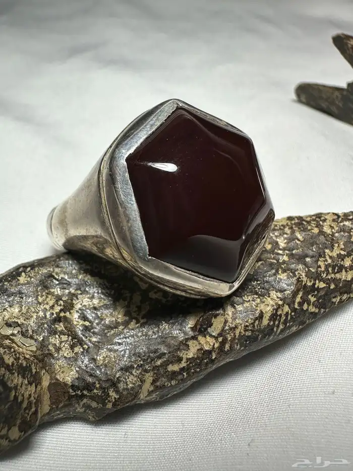 عقيق يماني كرزي قديم قطع سداسي 1