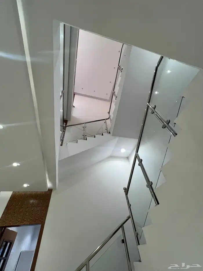 البيع فيلا تصميم جدا مميز وسعر لقطه منفصله تماما 20