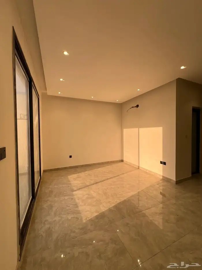 البيع فيلا تصميم جدا مميز وسعر لقطه منفصله تماما 8
