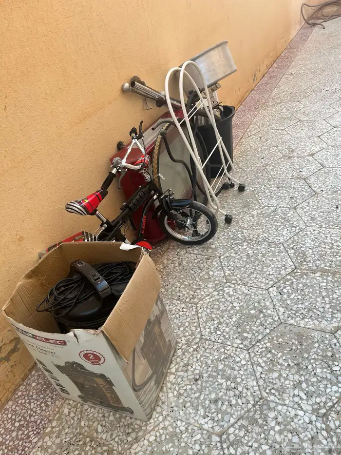 مكنسه ودفايه وسيكل وقدر وحقت فرد السمبوسه 0