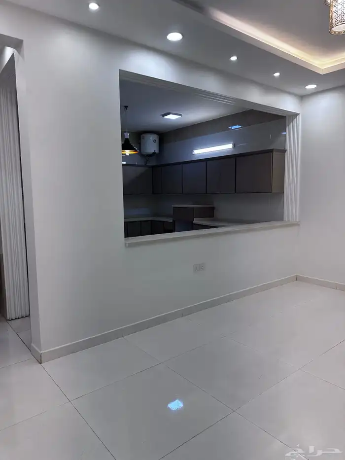 شقة على طريق السودة مقابل وزارة النقل 0