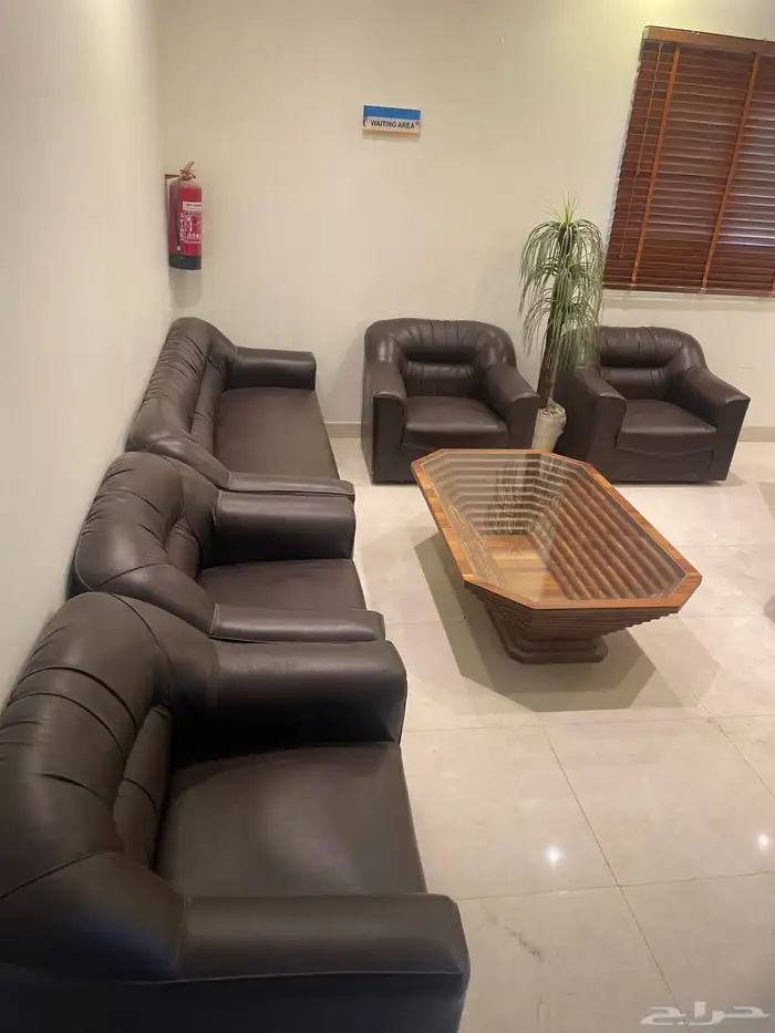 كنب مكتبي مع طاولة قهوة نظيف جدا 1