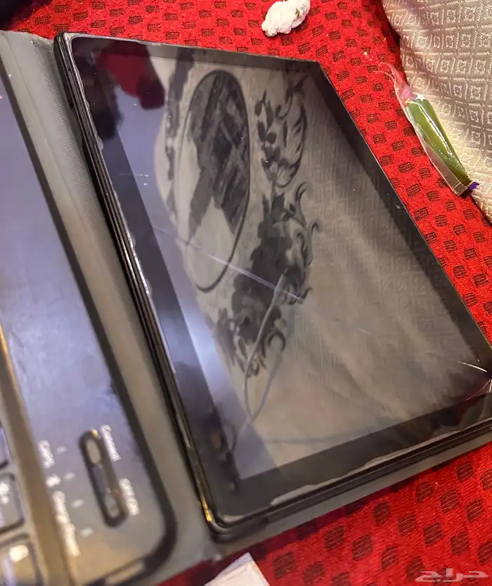 تابلت ماركة Atouch يشتغل بس فيه كسر بالشاشه وكرتونه موجود 4