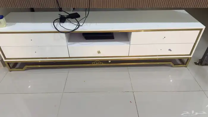 شجره كبيره وطاوله تلفزيون 1