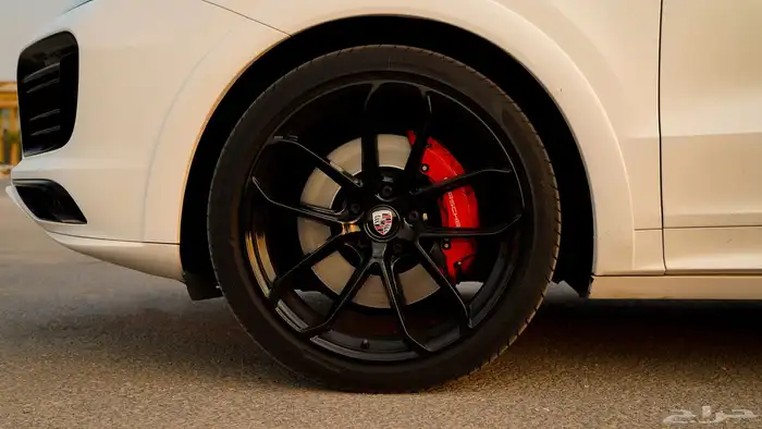 Porsche Cayenne Coupe GTS 8
