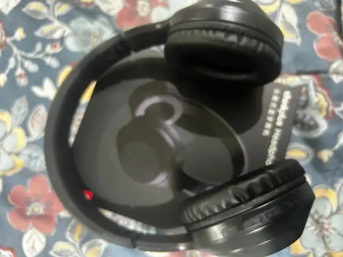 سماعات فيها عازل صوت و تشتغل لمده 12-15 ساعه البيع اعلى سوم 0