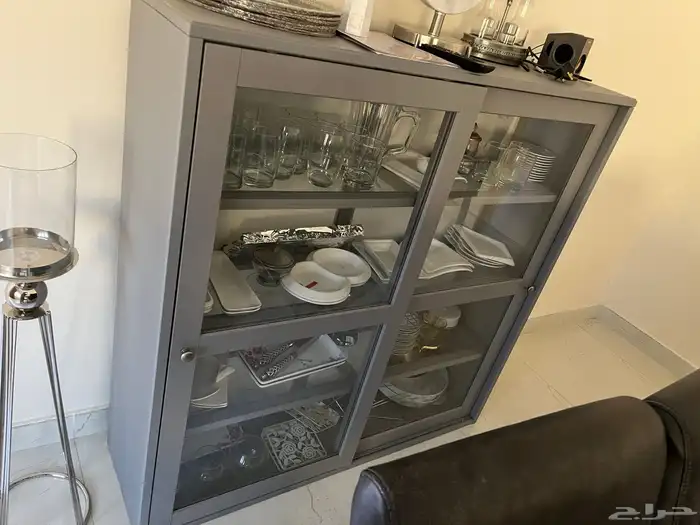 طاولة طعام مع كراسي ودولاب صحون تقديم 2