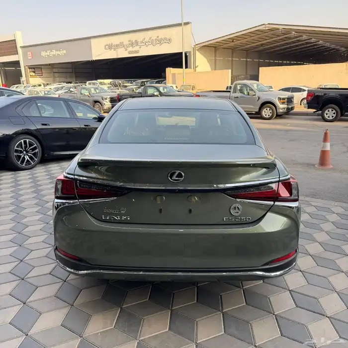لكزس - ES 250 - أستاندر - كويتي - 2025 9