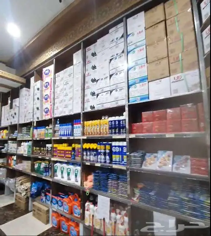 للبيع رفوف خشب بحالة جيدة جدا- طول1 متر- عرض 30سم 0
