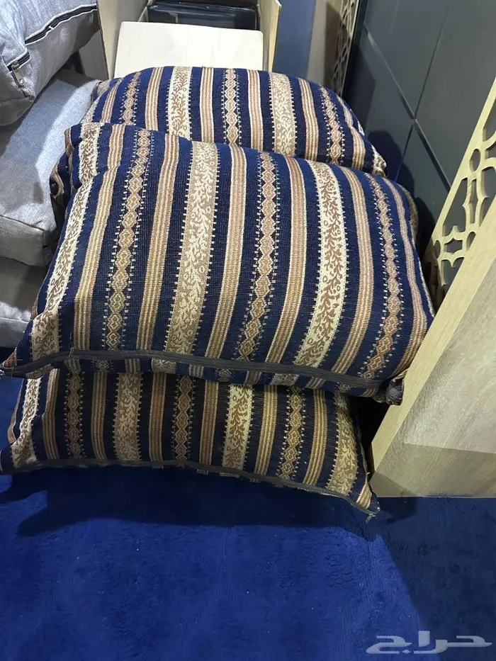 جلسة ارضية مخدات وتكايات 0