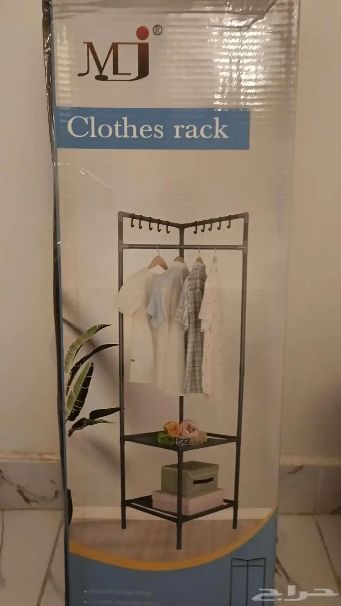 رف ملابس يتميز بتصميم عملي لتنظيم الملابس وحقائب وأحذية 0