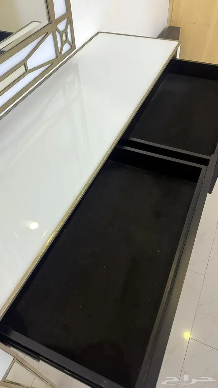 للبيع طاولة مع مرايه 6