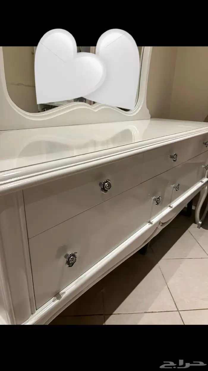 تسريحة بيضاء فخمة مع كرسي قابل للسوم 2