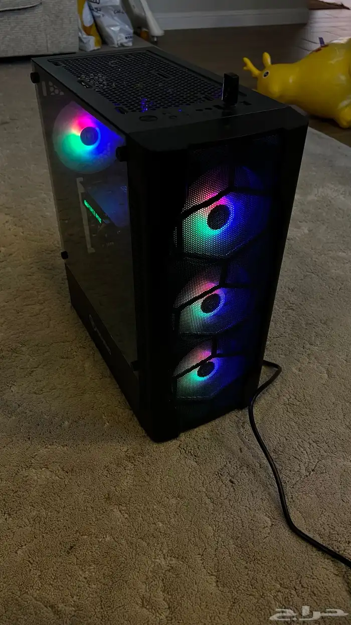 pc مع ثلاث شاشات 0