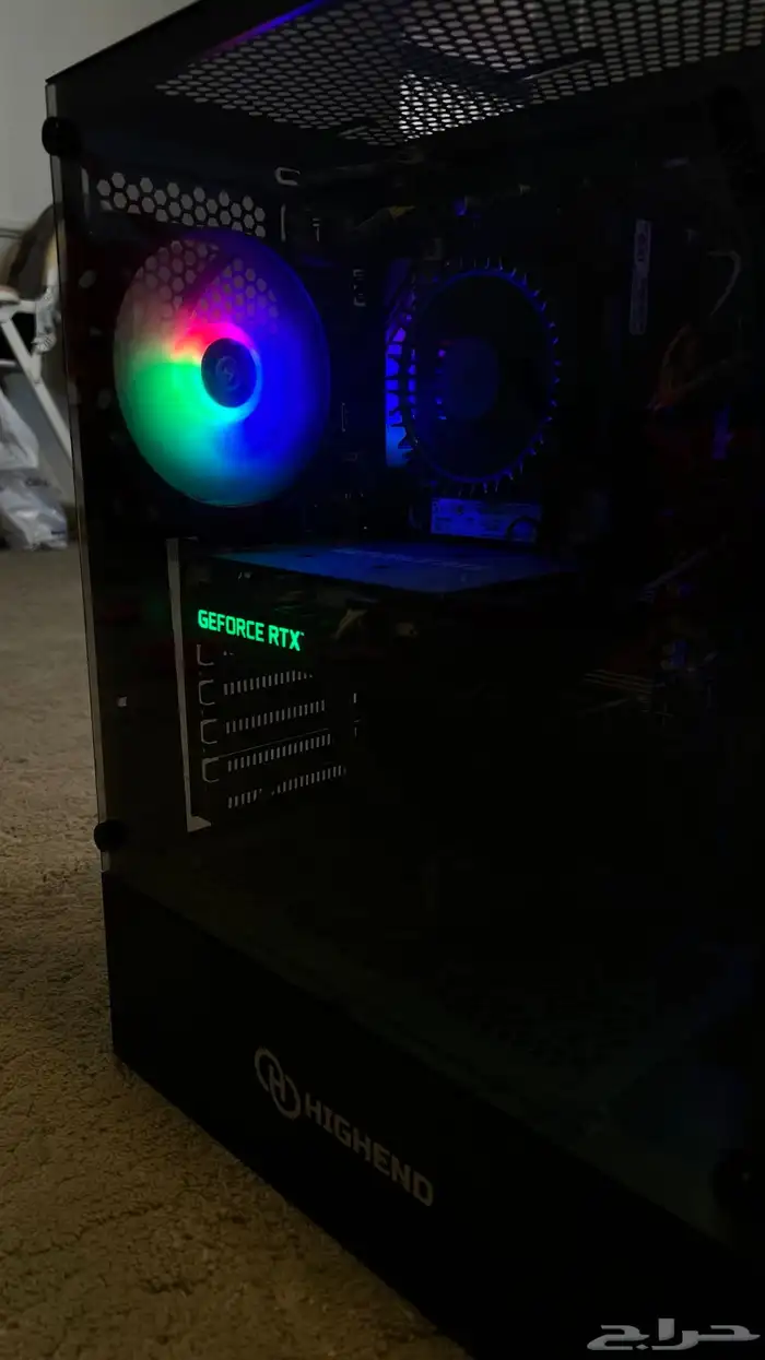 pc مع ثلاث شاشات 1